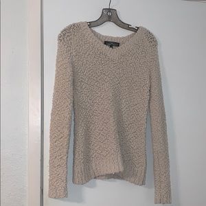 Super cute beige-white sweater!